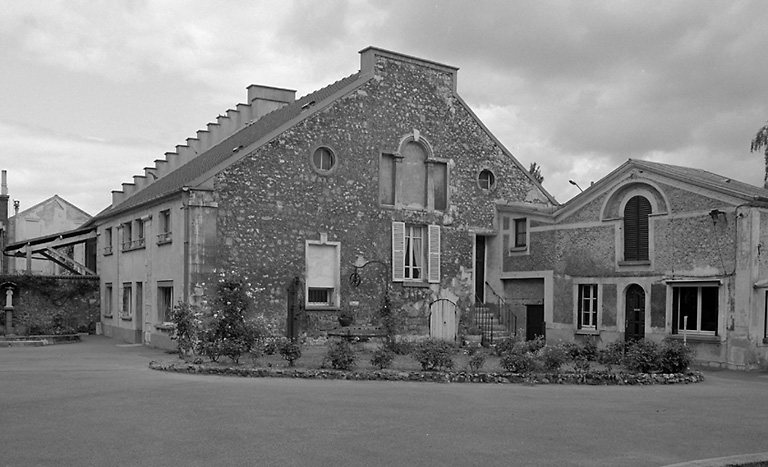 L'angle nord-ouest de la cour d'entrée. A l'arrière-plan, le pignon à redents de la grange.