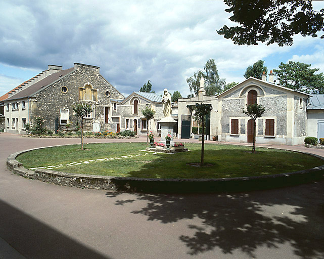 Vue d'ensemble de la cour d'entrée.