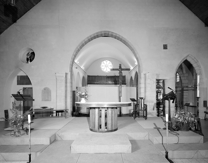 Vue intérieure d'ensemble montrant la liaison entre l'ancienne et la nouvelle église.