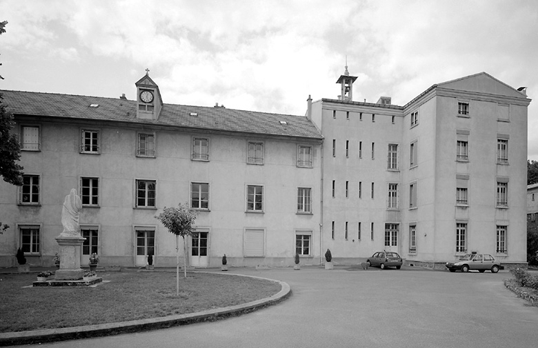 Vue d'ensemble du corps de logis, depuis la cour d'entrée.