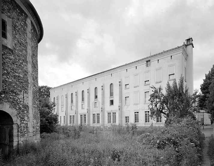 Vue d'ensemble de l'aile orientale du logis, contemporaine du couvent. A l'étage, la chapelle, récemment entresolée.
