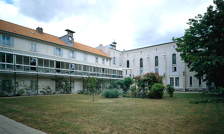 Vue d'ensemble du logis, côté parc. A droite, l'aile de la chapelle.