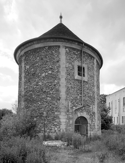 Vue d'ensemble du colombier. A l'arrière plan, l'aile de la chapelle.