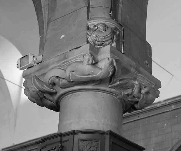 Le cinquième pilier, vu du bas-côté : anges portant des philactères et sculptures épanelées.