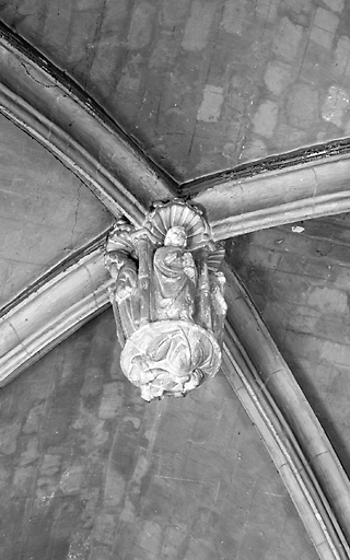 Clef de voûte de la cinquième travée : saint Jean l'Evangéliste, saint Paul.