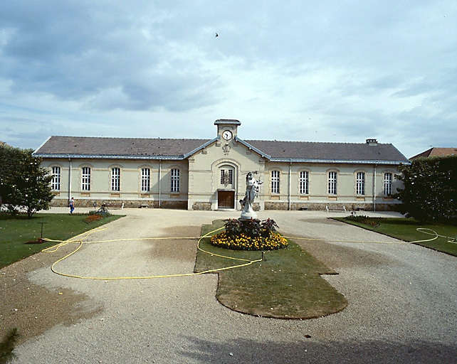 Vue d'ensemble de la salle des fêtes.