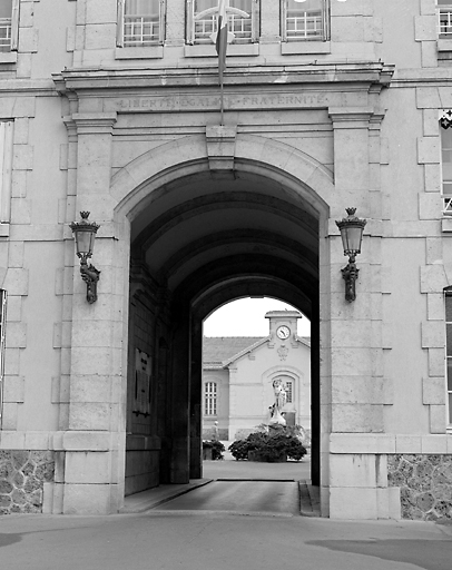 Passage traversant le bâtiment de l'administration.
