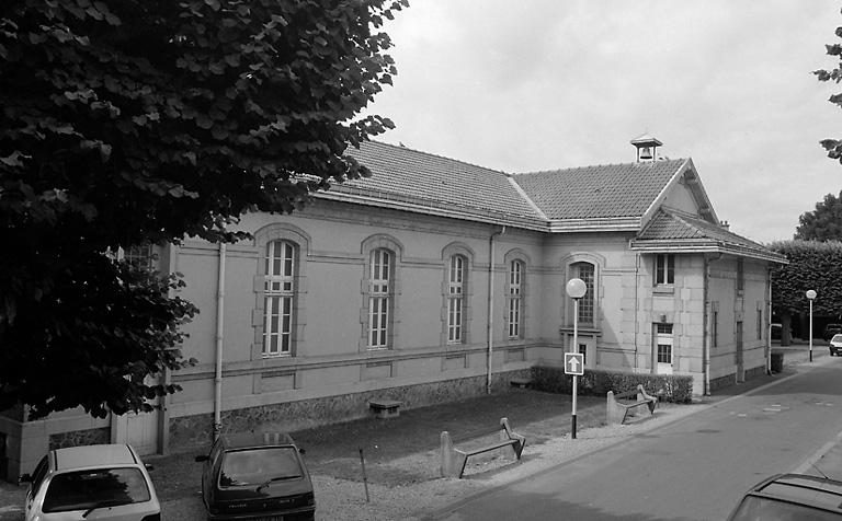 Vue du revers de la salle des fêtes.