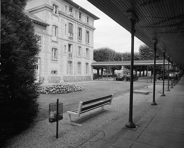 L'angle nord-est du bâtiment de l'administration et les allées couvertes desservant les pavillons.