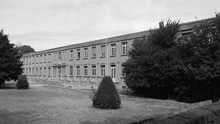 Face sud d'un des cinq pavillons à structure métallique édifiés en 1933.