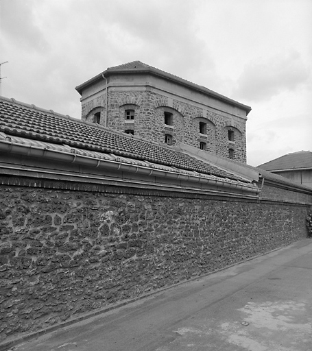 Les anciens réservoirs, vus du sentier du Trou Fary.