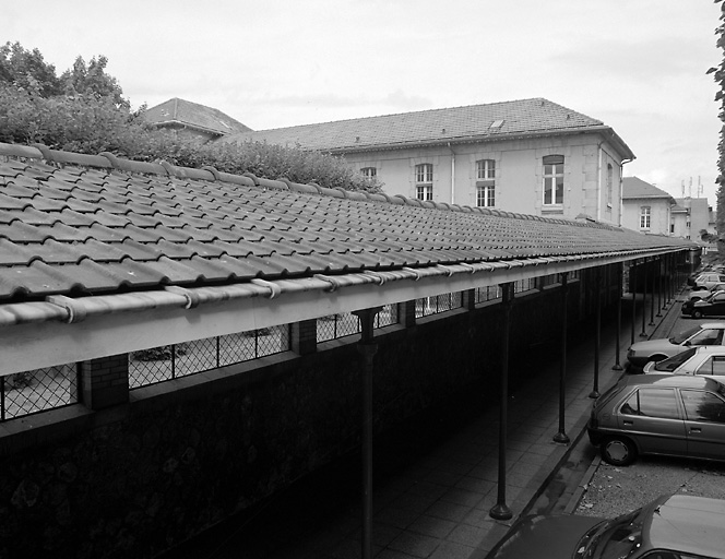 Vue d'ensemble de l'allée couverte desservant les pavillons occidentaux.