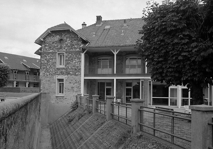 Pavillon de la section Henri-Collin, édifié en 1910. Au premier plan, la fosse isolant la cour réservée aux fous dangereux.