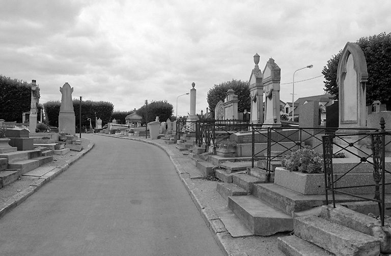 Vue d'ensemble prise de l'entrée.