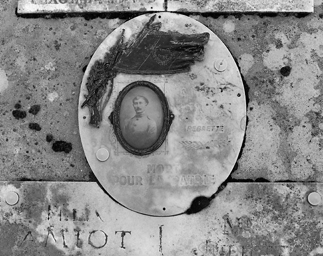 Plaque sur la tombe d'un soldat mort durant la Grande Guerre.
