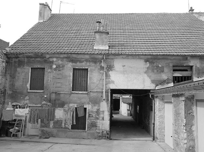 Vue générale de la grange depuis la troisième cour.