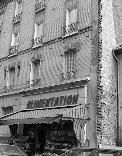 Vue de l'angle de l'immeuble montrant la diversité des matériaux employés.