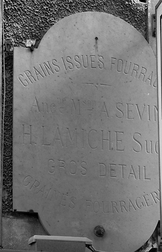 Plaque du marchand de fourrages installé autrefois dans l'immeuble.