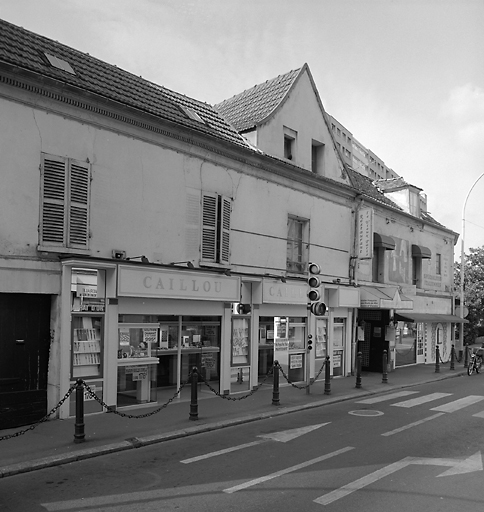 Vue d'ensemble d'une maison à pignon sur rue.