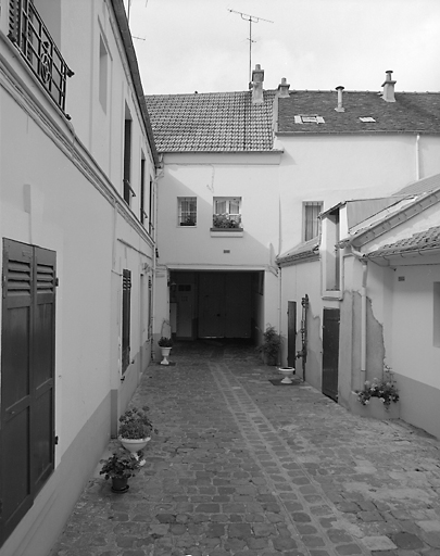 Vue générale prise de la cour.