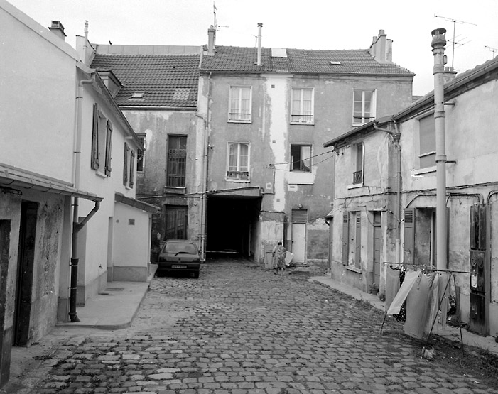 Vue d'ensemble de la cour.