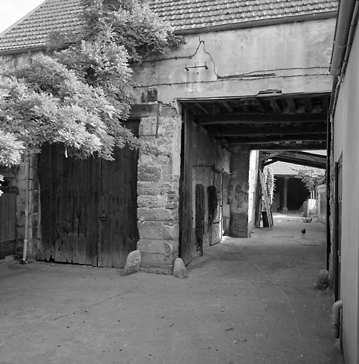 La grange vue de la première cour.