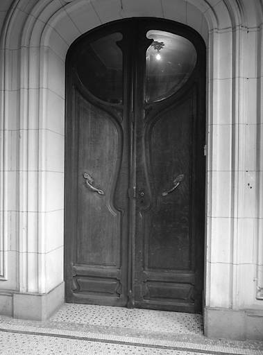 Vue d'ensemble de la porte d'entrée.