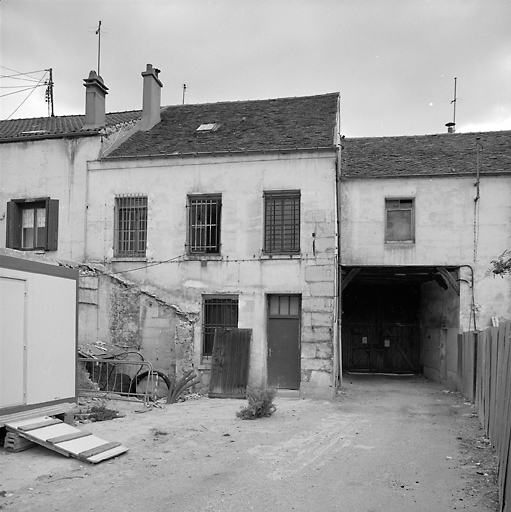 Vue du logis et de la porte charetière prise depuis la cour.