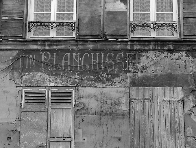 Enseigne de la blanchisserie installée dans la ferme au XIXe siècle.