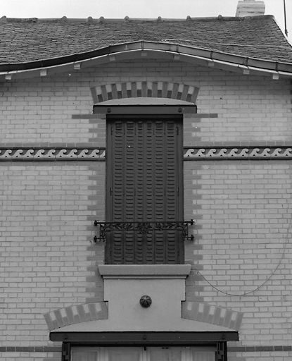 Détail du décor de brique vernissée.