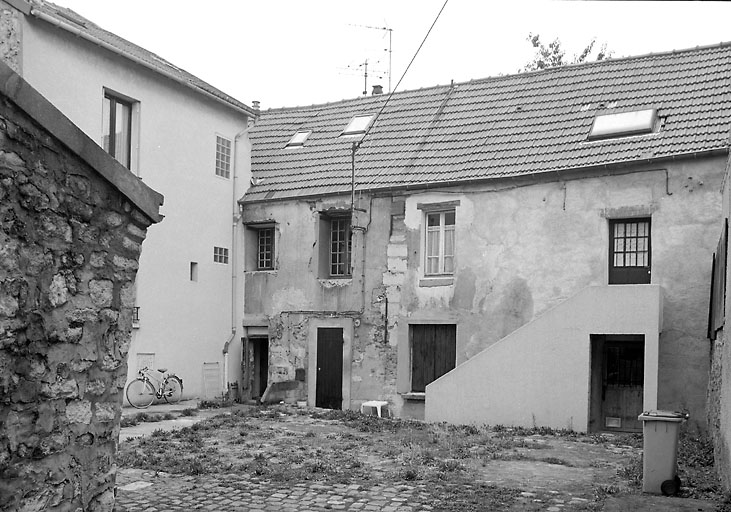 Vue d'ensemble depuis la cour.