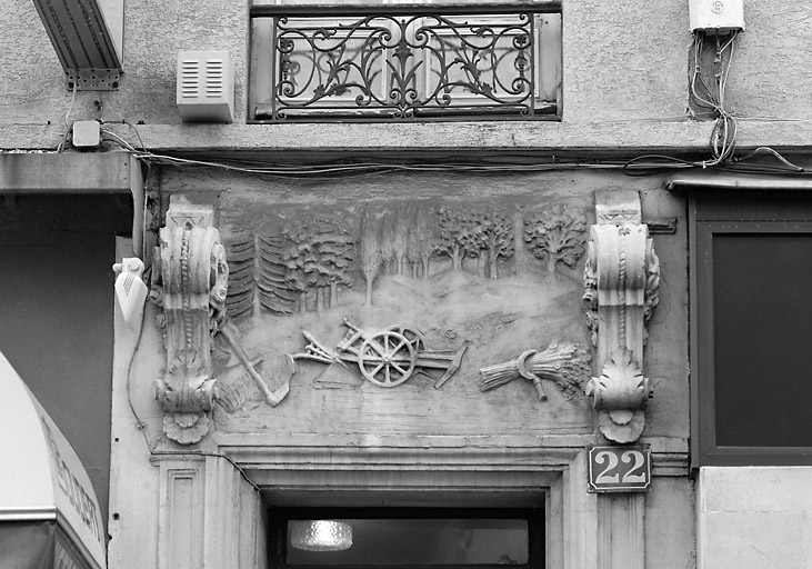 Bas-relief aux symboles agraires surmontant la porte d'entrée.