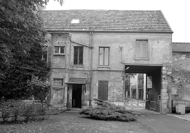 Vue de la façade postérieure et de la cour.