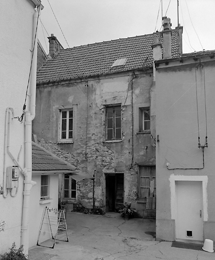 Un angle de la cour de l'ancienne ferme.