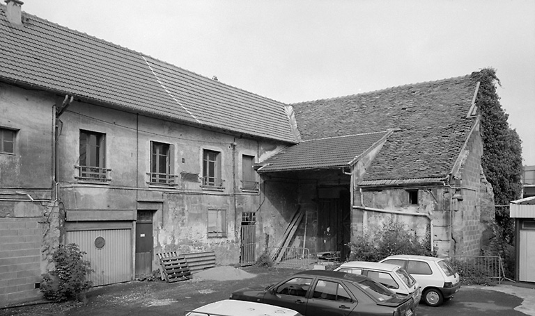 Vue d'ensemble de vestiges de la grange de l'ancienne ferme seigneuriale.