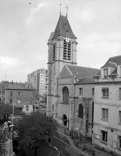 Vue d'ensemble de la façade occidentale, depuis une fenêtre de l'hôtel de ville.