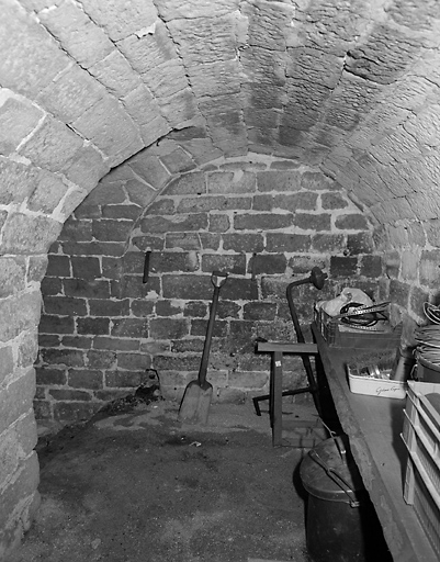 Vue de la cave : le premier niveau en moÙllons soigneusement appareillés.