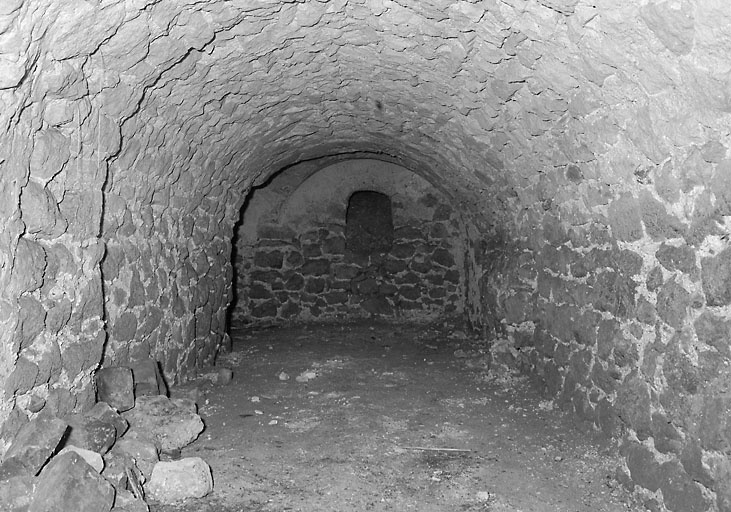 Vue d'une cave : le deuxième niveau à l'appareil plus grossier que le premier.