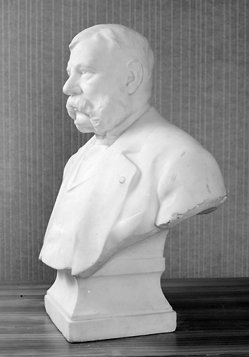Vue de profil, Carillon, sculpteur.