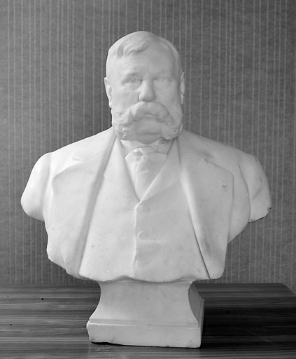 Vue de face, Carillon, sculpteur.