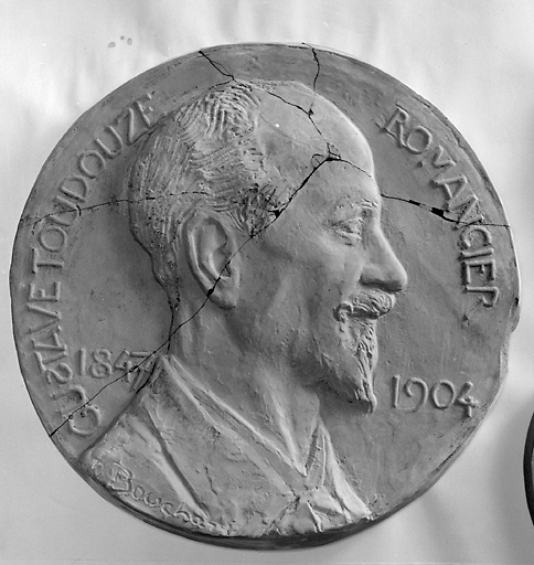 Bas-relief (médaillon) : portrait de Gustave Toudouze