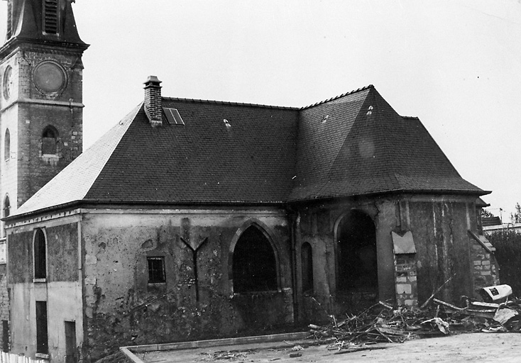 Vue du chevet de l'église et de la sacristie avant leur destruction.