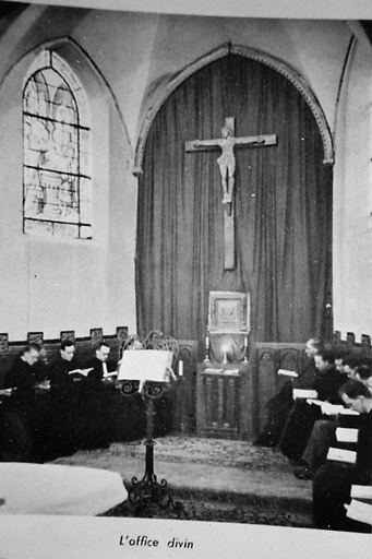 Vue des moines en prière dans le choeur de l'église, vers 1960.