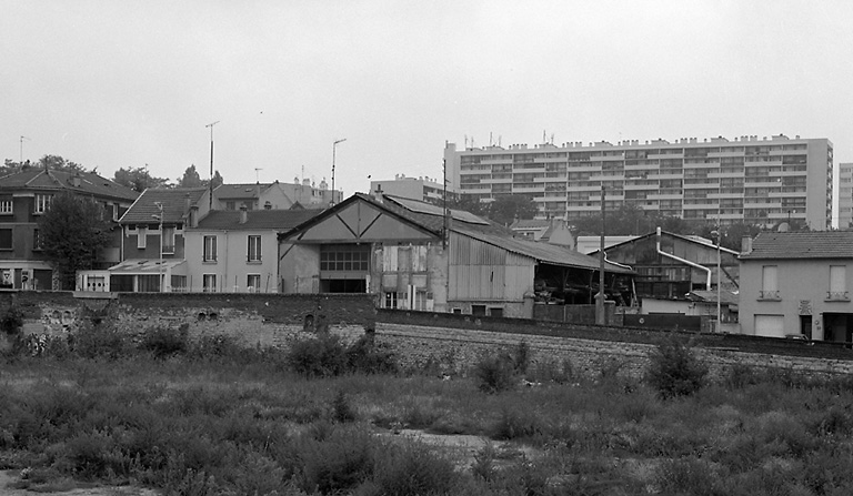 Vue d'ensemble de la rue René-Thibert, depuis l'avenue de Paris, zone de petite industrie.