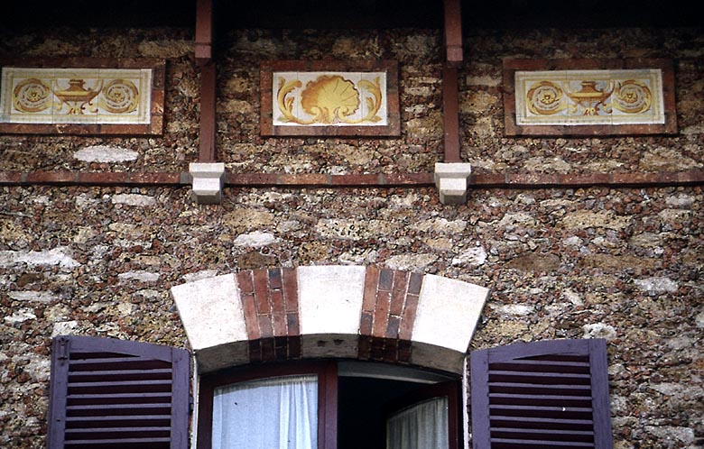 Détail de la frise en céramique.