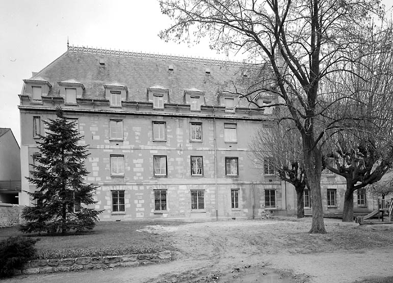 Vue d'ensemble de la façade postérieure.