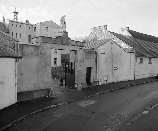 L'entrée sur la rue des Tournelles.