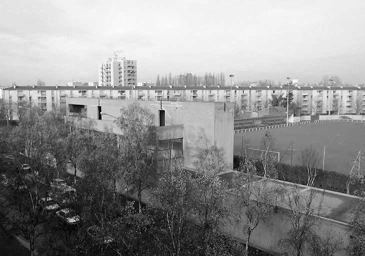 Les bâtiments du stade vus de la terrasse du groupe scolaire.