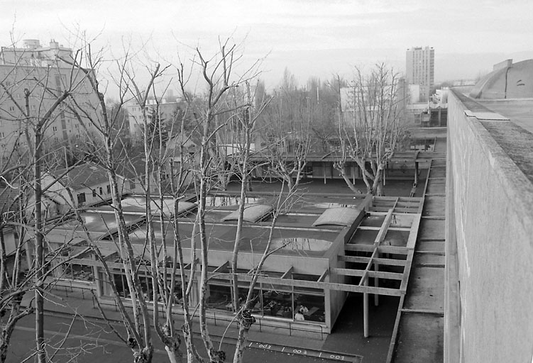 Les cours de récréation vues de la terrasse. Au centre, une adjonction des années 1950.