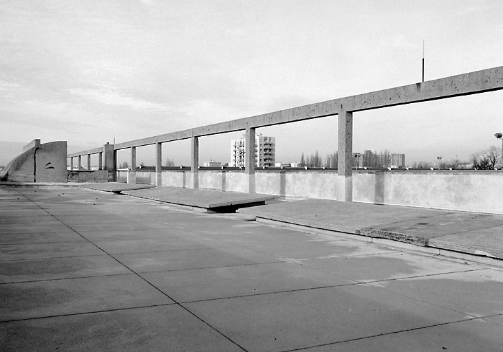 La terrasse surmontant le bâtiment.